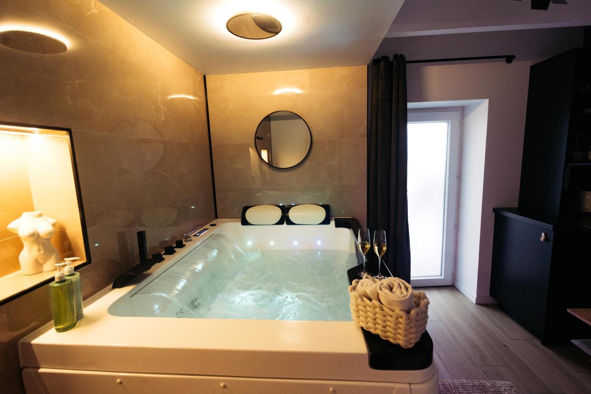 French Klss - Love Room By Prim0 C0Nciergerie Clermont-Ferrand Ngoại thất bức ảnh