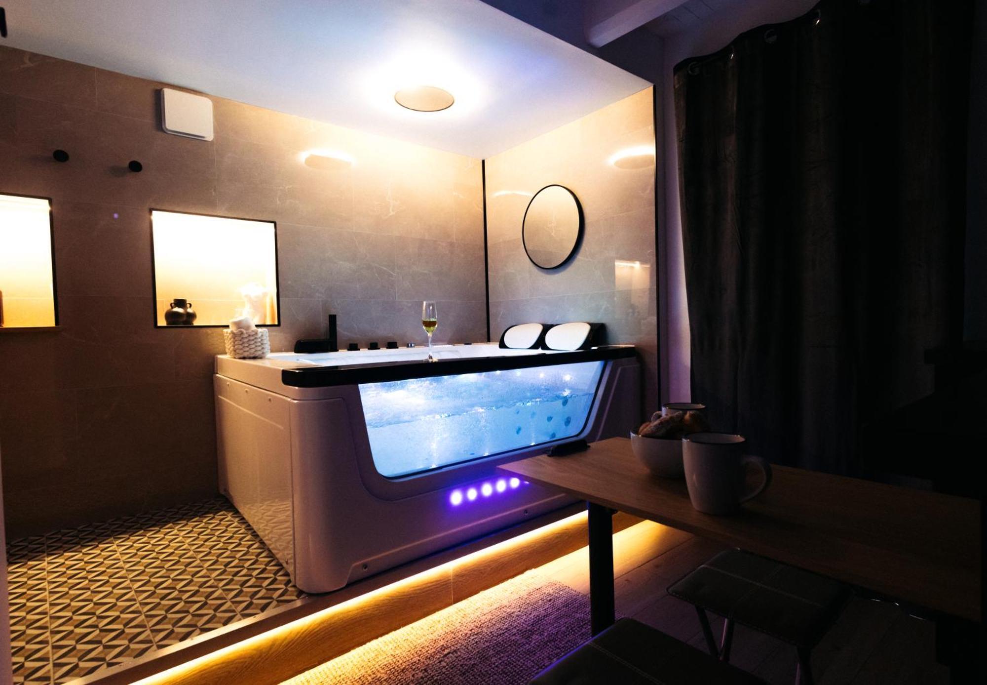 French Klss - Love Room By Prim0 C0Nciergerie Clermont-Ferrand Ngoại thất bức ảnh